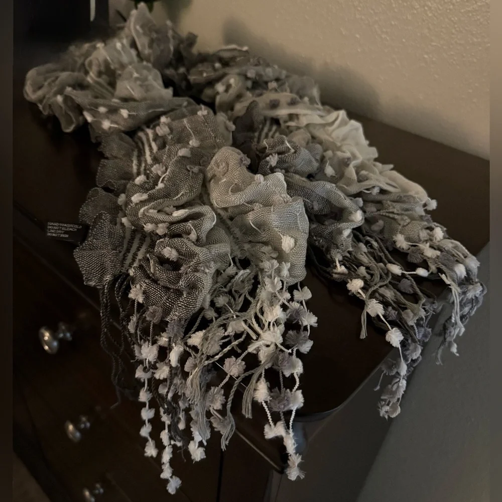 Gray White Textured Scrunch Scarf Wrap Fringe 60x14